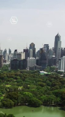 Çevre kirliliğini azaltmak ve ESG hedeflerine ulaşmak için temiz enerji, geri dönüşüm ve sıfır atık yönetimi yoluyla sürdürülebilir değişim kavramına doğru kayan yeşil şehir teknolojisi .