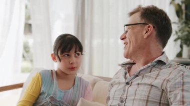 Büyükbaba ve torun birlikte TV 'de ilginç bir eğlence medyası izliyorlar. Eski üst düzey kullanım teknolojisi, genç nesil çapraz nesil ile iletişim kurarak aile bağlarını güçlendiriyor. Uyumsuzluk.