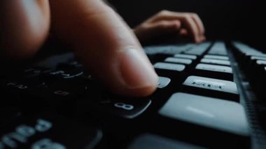 Bilgisayar klavyesinde parmaklarıyla daktilo eden hızlandırılmış yakın çekim adam. Makro yumuşak odaklı bebek çekimi. Bilgisayar programlama, mesajlaşma çevrimiçi mesajlaşma ve çevrimiçi pazarlama işi hiperhız kavramı. Topla