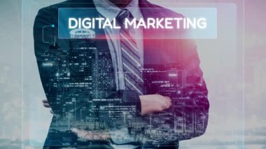 Dijital pazarlama stratejisi kategorilere ayrıldı: web, SEO, içerik, sosyal medya ve reklam. Dijital araçlar dijital platformlar arasında çevrimiçi pazarlama başarısını artırır. Muxer