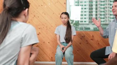 Daire çizerken genç ve zeki bir kız problem hakkında konuşuyor. Çeşitli çocuklar dinleyip yorum yaparken yetenekli mutlu lise öğrencileri konuşuyor, beyin fırtınası yapıyor, fikir paylaşıyor. Öğretim