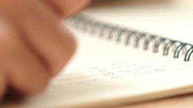 Çocuk elinin not alması ya da sınıfta mektup yazması. Mutlu öğrenci elleri kalemi kitapta tutar ya da ödev yapar ya da ilkokulda test yapar. Eline odaklan. Eğitim. Pedagoji.