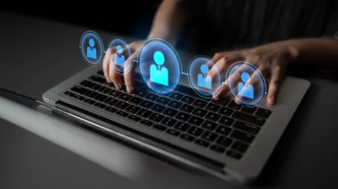 Profesyonel ağ, iş bağlantılarını genişletir, işbirliğini teşvik eder ve yeni fırsatlar için dijital ilişkiler kurar. Latch