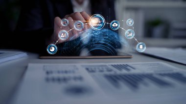 Veri güdümlü karar verme işi analitik, veri toplama ve yapay zeka sistemleri yoluyla güçlendirir. Veri güdümlü araçlar veri işleme ve veri görselleştirmesini veri platformları boyunca destekler. Eğri