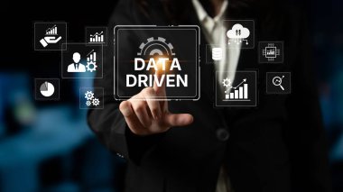 Veri güdümlü karar verme işi analitik, veri toplama ve yapay zeka sistemleri yoluyla güçlendirir. Veri güdümlü araçlar veri işleme ve veri görselleştirmesini veri platformları boyunca destekler. Eğri
