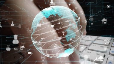 Görsel olarak çarpıcı bir görüntü klavyede ışık saçan dijital bir küreyle el ele tutuşuyor. Bu grafik küresel bağlantıyı, teknolojiyi ve dijital çağı sembolize ediyor. Xenic