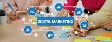 Dijital pazarlama faaliyetlerinin devreye girmesi, takım notları kullanarak ve pratik işbirliği yaparak modern bir çalışma alanında yaratıcılık ve üretkenliği yansıtarak beyin fırtınası stratejileri oluşturmaktadır. Dostluk