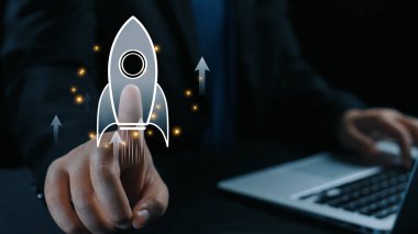 Girişim başlatma ve iş büyüme kavramı, roket sembolü, girişimcilik, başlangıç yeniliği ve yeni iş geliştirme ve genişleme için erken aşama başarı stratejileri. Elide