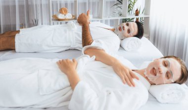 Kaplıca salonunun sakin, modern gündüz atmosferi, birkaç müşteri yüz maskesi takarak kendini yenilemeye çalışıyor. Yüz bakımı ve güzellik kozmetolojisi prosedürü. Sessiz.