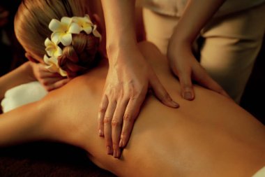 Yakından kadın müşteri strese karşı spa masajını rahatlatıyor ve lüks otel ya da otelde sıcak mum ışığında güzellik teniyle eğleniyor. Sessiz.