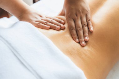 Kapalı alan kadın müşteri stres önleyici spa masajını yapmaktan zevk alıyor ve lüks otel ya da oteldeki gündüz açık hava güzellik salonunda güzellik teniyle eğleniyor. Sessiz.