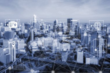 Akıllı arayüz elektrikli araç performansını, batarya sistemini, güç kontrolünü, şarj etme durumunu ve yenilenebilir ve ızgara tabanlı enerji kaynaklarıyla bütünleşmeyi gösteriyor.