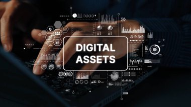 Dijital Varlıkları ve Veri Yönetimi Konseptlerini Temsil Eden Teknoloji Grafikleriyle Dizüstü Bilgisayar Klavyesinde Eller Yazıyor. Asemptotik akıllı veri analitiği.