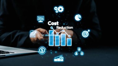 Maliyet azaltma kavramını gösteren resimde, çağdaş bir ortamda mali yönetim, verimlilik ve stratejik planlamayı sembolize eden dijital grafikler ve simgeler yer alıyor. Dörtgen