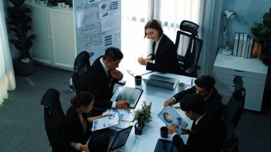 Konferansta zeki iş adamlarının beyin fırtınası fikirleri zaman aşımına uğradı. Çeşitli yetenekli pazarlama ekibi iş problemlerini tartışırken, analist de finansal veri istatistiklerini analiz ediyor. Müdürlük.