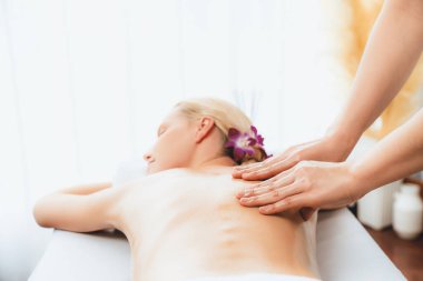 Kafkasyalı kadın müşteri stres önleyici spa masajının keyfini çıkarıyor ve lüks otel ya da oteldeki gündüz açık ortam güzellik salonunda güzellik teniyle eğleniyor. Sessiz.