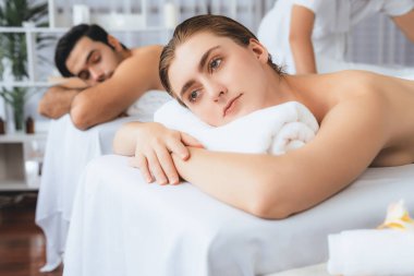 Kafkas çift müşterisi stres önleyici spa masajının keyfini çıkarıyor ve lüks otel veya oteldeki gündüz açık hava ortamında güzellik teniyle eğleniyor. Sessiz.