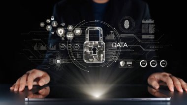 Modern bir işletme profesyoneli, teknoloji odaklı bir ortamda veri koruması ve mahremiyeti sembolize eden dijital bir güvenlik kilidini gösteren bir dizüstü bilgisayar kullanıyor. Dörtgen