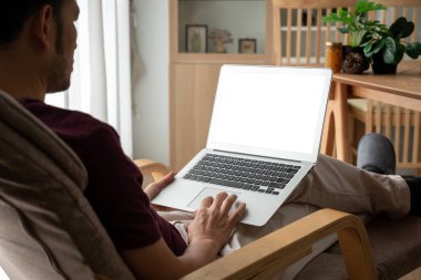 Tasarımınız için mod bilgisayardaki beyaz boş ekran monitör ekranında maket yapın