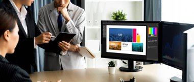 Web sayfasının modern tasarımı ve bilgisayar ekranında gösterilen ticari canlı reklamlar için grafiksel tasarımcı yazılımı