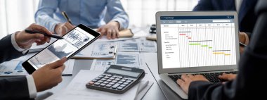 İş zekası ve veri analizi kavramı. Analizci ekibi laptop ekranında finansal veri analizi üzerinde çalışıyor. Etkili iş stratejik planlama için pazarlama göstergesi olarak. İçgörü