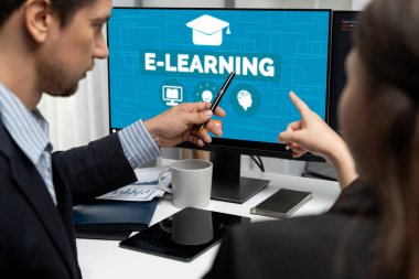 İnternet ağında öğrencilerin çalışabilmesi için canlı yazılımlı e-öğrenme sitesi