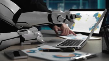 AI teknolojisini ileri piyasa araştırmaları ve iş planlaması için kullanan iş adamları, yapay zekanın karar verme mekanizmasına entegrasyonunu vurguluyor. Noogenesis Yapay Zeka