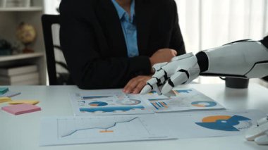 El yapımı içgörüler, iş görüşmelerini düzene sokma, takım işbirliğini geliştirme, piyasa araştırma doğruluğu ve stratejik pazarlama etkinliği. Noogenesis Yapay Zeka