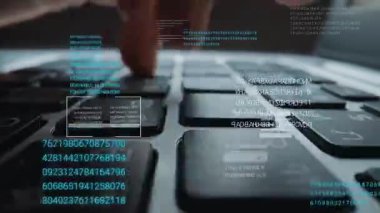 Büyük veri bilimi teknolojisi, dijital ağ bağlantısı ve bilgisayar programlama algoritmasını gösteren grafik kullanıcı arayüzü GUI hologramı ile dizüstü bilgisayar klavyesinde çalışan bir adamın zaman atlaması. Topla