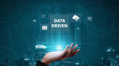Veri güdümlü karar verme işi analitik, veri toplama ve yapay zeka sistemleri yoluyla güçlendirir. Veri güdümlü araçlar veri işleme ve veri görselleştirmesini veri platformları boyunca destekler. Muxer