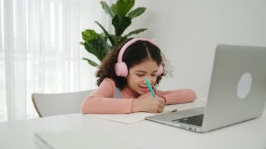 Kulaklık takıp ödevlerini yapan sevimli bir Amerikalı kız. Programlama sistemini araştırırken ve mühendislik komut yazarken defterde yazan mutlu çekici kız öğrenci. Pedagoji.