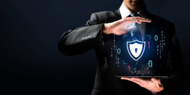 İş adamı siber güvenliğin özünü keşfeder. Siber koruma yöntemlerini, siber tehditleri derinlemesine araştır ve siber güvenlik duruşunu destekle. Siber Güvenlik Çağı FaaS 'ında yol almak için gerekli.