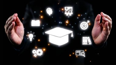 Eğitimi, bilgiyi ve yaratıcılığı sembolize eden yüzen ikonlara, dijital bir ortamda öğrenme ve kişisel gelişim yolculuğunu temsil eden iki el destek sunuyor. Dörtgen