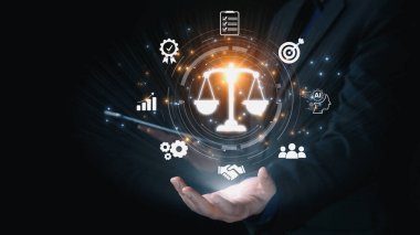 Adalet ölçeğini gösteren fütürist dijital hukuk arayüzü, dijital hukukun altını çizen, AI uyumu, dijital hukuk sistemleri ve güvenli yönetim için dijital hukuk düzenlemeleri. Elide