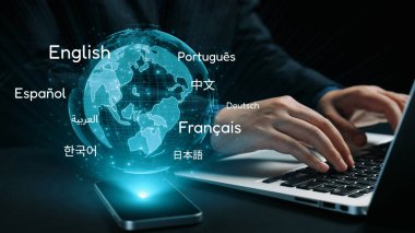 Akıllı telefon ve dizüstü bilgisayarla çok dilli iletişim kuran bir kişi, küresel bağlantı ve teknolojiyi sembolize eden bir dünya ve çeşitli dillere sahiptir. Dörtgen