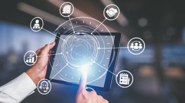 CRM platformları veri analizi, CRM iletişim araçları ve otomasyon yoluyla müşteri ilişkilerini geliştirir. CRM sistemleri müşteri yönetimi, izleme ve CRM ilişki başarısını destekler. Spire.