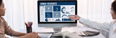 İnsan kaynakları yönetim yazılımı bilgisayar ekranında insan kaynakları çalışanlarının işe alım, maaş bordrosu, personel araması ve KPI değerlendirme çalışmalarını yönetmesine yardımcı oluyor