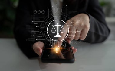 Adalet ölçeğini gösteren fütürist dijital hukuk arayüzü, dijital hukukun altını çizen, AI uyumu, dijital hukuk sistemleri ve güvenli yönetim için dijital hukuk düzenlemeleri. Eğri