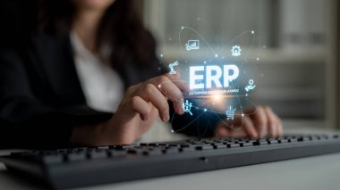 ERP platformu, kurumsal kaynak planlaması, entegrasyon, veri akışı, iş verimliliği, finans, envanter ve insan kaynaklarının iyileştirilmesi için merkezi sistemi göstermektedir. Eğri
