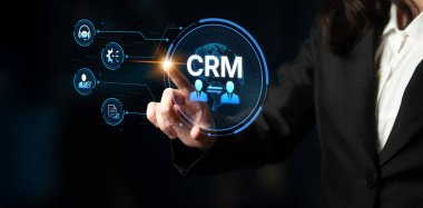 CRM platformları veri analizi, CRM iletişim araçları ve otomasyon yoluyla müşteri ilişkilerini geliştirir. CRM sistemleri müşteri yönetimi, izleme ve CRM ilişki başarısını destekler. Eğri