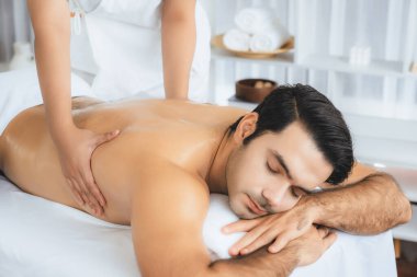 Kafkas erkek müşteri stres önleyici spa masajının keyfini çıkarıyor ve lüks otel veya oteldeki gündüz açık hava ortamında güzellik derisi eğlencesi ile şımartıyor. Sessiz.