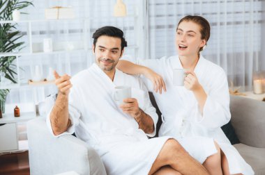 Güzellik ya da vücut bakımı güzellik salonu yaşam tarzı konsepti. Lüks otel kaplıcalarında ya da otel odasında, bornoz giyip rahatlayan bir çift. Tatil ve boş zaman rahatlığı. Sessiz.