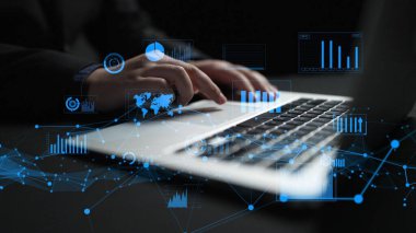 Dijital Veri Görselleştirme, Analiz, Küresel Bağlantı ve Karanlık Çevrede Teknoloji Konsepti ile Dizüstü Bilgisayarda Yazan Profesyonel Eller.