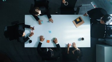 Akıllı başlangıç takımının yukarıdan görünüşü iş toplantısına hazırlanıyor. Yetenekli iş adamları toplantı odasına girip pazarlama sorununu tartışmaya ve çözmeye başlıyorlar. Müdürlük.