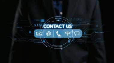 Bu resim, iletişimle ilgili projeler için mükemmel olan teknolojik unsurlarla çevrili çeşitli temas seçeneklerini gösteren modern bir dijital arayüzü içermektedir. Dörtgen