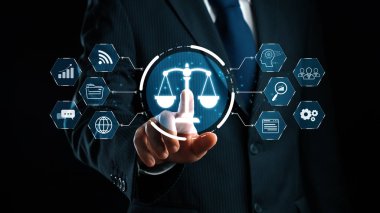 Adalet ölçeğini gösteren fütürist dijital hukuk arayüzü, dijital hukukun altını çizen, AI uyumu, dijital hukuk sistemleri ve güvenli yönetim için dijital hukuk düzenlemeleri. Elide