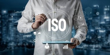 Uluslararası kalite yönetimi standartları için ISO sertifikası kavramı. İş sürecinin kalitesini, verimliliğini ve uyumu sağlayan bir sistem. Motif