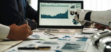 İnsan takımları ve ileri robot teknolojisi arasındaki dinamik etkileşim bir ofiste, veri analizi, büyüme ölçümleri ve işbirlikçi yenilikler üzerine odaklanmaktadır.