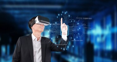 Bir adam sanal gerçekliği tecrübe eder, gelişmiş dijital arayüzle etkileşim kurarak yapay zeka ve teknolojinin öğelerini gösterir. XDMCP