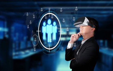 Sanal gerçeklik teknolojisiyle uğraşan bir işadamı pazarlama stratejilerini ve izleyici segmentasyonunu geliştirmek için modern bir şirket ortamında yenilik sergiliyor. XDMCP